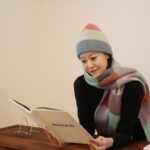 Moon Ji-Ae Instagram - 넉넉한 사이즈의 목도리를 좋아합니다. 등에 척하고 걸치는 숄 타입이요. 스코틀랜드의 Robert Mackie 는 1845년에 설립돼 200년 가까운 역사를 가진 니트 액세서리 브랜드예요. 이 브랜드의 오랜 전통과 자부심 그리고 특유의 무드를 좋아해왔는데 생활명품애에 들어오지 않았겠어요? 바로 오늘 입니다. 100% 램스울을 브러시 처리를 하여 일부러 보풀을 일으켜 가볍고 따뜻하며 부드러운 터치감을 느낄 수 있는 아이템이에요. 쓸수록 느껴지는 고급스러움과 특유의 터치감을 오래 즐기실 수 있으실 거예요. 모자와 스카프 개별 구매 가능하고요. 저희는 모든 준비를 마쳤습니다. 🧣오늘 밤 9시에 만날게요.