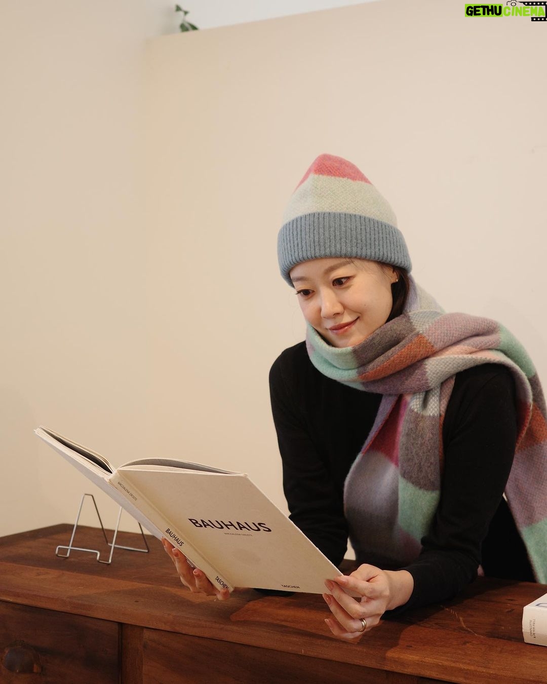 Moon Ji-Ae Instagram - 넉넉한 사이즈의 목도리를 좋아합니다. 등에 척하고 걸치는 숄 타입이요. 스코틀랜드의 Robert Mackie 는 1845년에 설립돼 200년 가까운 역사를 가진 니트 액세서리 브랜드예요. 이 브랜드의 오랜 전통과 자부심 그리고 특유의 무드를 좋아해왔는데 생활명품애에 들어오지 않았겠어요? 바로 오늘 입니다. 100% 램스울을 브러시 처리를 하여 일부러 보풀을 일으켜 가볍고 따뜻하며 부드러운 터치감을 느낄 수 있는 아이템이에요. 쓸수록 느껴지는 고급스러움과 특유의 터치감을 오래 즐기실 수 있으실 거예요. 모자와 스카프 개별 구매 가능하고요. 저희는 모든 준비를 마쳤습니다. 🧣오늘 밤 9시에 만날게요.