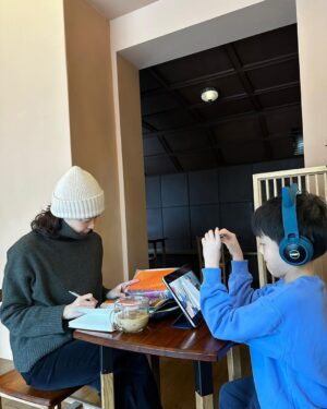Moon Ji-Ae Instagram - 주말 아침, 간단히 짐을 챙겨 또 동네 카페로. 밤 사이 내린 눈 흔적도 보고, 범민의 요즘 독서 리스트도 정리합니다. 

어제 과음한 범민 아빠는 커피로 해장, 애미도 아이스라떼를 혈압약 삼아, 신난 아들만  아이스크림 떠 먹으며 #미야자키하야오 애니메이션 섭렵중에 있어요. 

날이 엄청 춥죠. 다른 거 보다 니트 모자 챙겨 나오세요. 
한 번 써보면 없이 못 삽니다.🤶🧑🏿‍🎄🧣🧤
