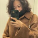 Moon Ji-Ae Instagram - 1년만에 참여한 학부모참여수업. #제주생활 을 마치고 일반 유치원으로 옮긴 범민이 얼마나 재미있게 원생활을 하는지 느낄 수 있었어요. 막내 반 재롱잔치를 본 게 엊그제 같은데 어느 새 형아 반의 듬직함을 보여준 #예비초등생 이에요. 입학 전 행복한 원생활을 도와주신 선생님들께 감사함이 저절로 들어요. ‘문어의 꿈‘에 맞춰 노래하고 율동하는 아들을 보는데 나이든 애미는 오열을 할 뻔했네요. ‘지금 울면 주책이다’ 혀 깨물며 참았다죠. 왜 눈물이 나는지는 나도 몰라요 ㅋㅋㅋ #문어의꿈너무슬퍼