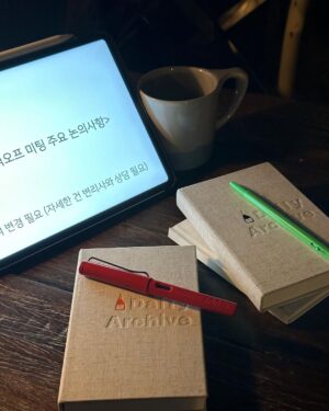 Moon Ji-Ae Instagram - 초등입학 전 마지막 방학을 맞아
발등에 불떨어진 엄마입니다. 
안 듣던 영어cd 들려주고
옆에 붙어앉아 채점하고
최선을 다 하다보니 진이 빠져 
짜증과 잔소리가 훅! 올라와요. 

오늘 아침에 잔소리를 듣던
범민이 제 눈을 보며 말합니다. 

👶“엄마, 엄마의 인생을 사세요” 

와..뒷통수 한 대 맞은 느낌.
그래서 오늘은 사무실도 나가고, 
예정대로 미팅도 하며
살던 대로 살았습니다. 

기가 막힌 7세 멘트… 
울 집만 이러나요?

#예비초등 #예비초등맘