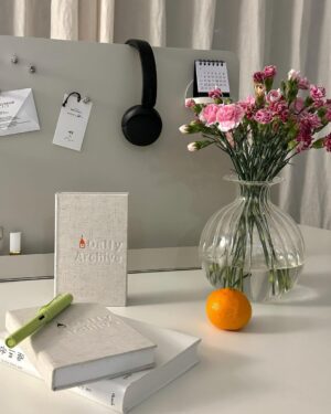 Moon Ji-Ae Instagram - 독감이 지나간 후로도 컨디션이 안좋아 몸져 누워 지내기만 했어요. 피드 올리기도 힘들더라고요. 그 와중에 미팅도 다녀오고, 다행히 원고도 잘 마감했고요. 응급실 오갔던 밤이 지나고 이제야 살만해졌네요. 뻔하고 뻔한 말이지만 진짜 건강이 최고예요.

그래도 덕분에 3키로 빠져 자연다이어트 되었고요. 올해 좋은 일이 많으려나 보다 생각합니다.

생활명품애 봄 상품들. 새로운 브랜드, 우리만의 상품들이 새롭게 많이 들어옵니다. 조용히 그간 많이 준비해왔거든요. 제가 좋아하는 필라테스 옷, 편하고 멋스러운 정장 셋업 뿐 아니라 가볍고 편안한 신발도 준비하고 있습니다.

또 국내 가장 큰 화장품 연구소와 안전하게 사용할 수 있는 최고의 크림을 계속해서 만들어가고 있습니다. 이건 정말 잘하고 싶어서 시간이 오래 걸리고 있네요.

한동안 소식이 없었지만 열심히 일하고 있습니다. 이제 가뿐해진 몸으로 24년 더 자주, 더 많이 소식 전할게요!