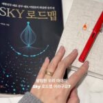 Moon Ji-Ae Instagram - 부모의 욕망이 노골적으로 드러나는 책 제목이나 평소 이병훈 소장님의 영상을 즐겨 보기 때문에 반가운 마음에 정독을 시작했습니다. 의대의 경우는 다르지만 전반적으로 극상위권이 아니라면 공부만이 답이 아니라는데까지는 이제 어느만큼 공감이 있는 것 같아요. 그럼에도 공부는 학생의 직업이고 평생에 걸쳐 해야하는 과제이죠. 책은 유아기부터 대학입시까지 기질에 따른 효율적인 공부법과 동기 부여 방법을 제시하고, 연령별 공부량, 과목별 필수적인 학습 영역, 성향에 따른 중고교 선택 조언 등 정말 세세한 내용들이 담겨있어요. 아직 어린 연령의 우리 아들보다는 본격 학업이 시작된 초등고학년 이상의 부모에게는 여러 모로 참고할 책이 될 것 같아요. 부모의 전략이 아이의 성적과 미래에 큰 영향을 미치는 것은 확실한 것 같은데, 서로 힘 빼지 말고 있는 역량을 잘 발휘하도록 도와줄 방법을 고민해야겠다 싶네요. 저희 아이처럼 지극히 평범한 아이라면 더더욱요. 저는 이 책의 프롤로그도 되게 좋았는데 공부를 왜 해야하냐고 묻는 질문에 합리적인 설득이 되어줄 것 같아요. #이병훈 #sky로드맵 #자녀교육