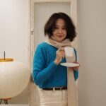 Moon Ji-Ae Instagram – Robert Mackie 스카프와 비니, 장갑을 오늘밤 소개합니다. 나만 알고 싶은 그런 것 있잖아요. 많이 알려지면 안 될 것 같고.. 그런 말씀 남겨주신 분들 계셨어요. ❤️

내년에 전개하려했는데 지난 반응이 너무 좋아 서둘러 들여왔어요. 컬러 맞추실 필요 없고, 세트로 다 하실 필요도 없어요. 꼭 필요한 액세서리만 찾아 보면 됩니다.

저는 비니와 장갑을 추천해요.

비니는 얼굴형의 단점이 드러난다고 생각해서 
꺼리는 분들계실거예요. 제가 그랬거든요. 
하지만 너무 추웠던 지난해 
로버트매키의 비니를 쓰기 시작하며 
이 세계에 빠졌습니다. 진짜 따뜻하고요.
쓰다보면 익숙해져서 잘 어울려보여요. 

저는 얼굴이 긴 편이라 
“🥒오이가 되든 🍆가지가 되는 일단 추우니까 쓰자” 
했다가 올 겨울에는 매일 같이 씁니다. 
오이면 어떻고, 가지면 어때요. 이렇게나 따뜻한데..

비니의 매력을 모르시는 분들께 권해드려요. 
오늘 밤 9시에 만나요.