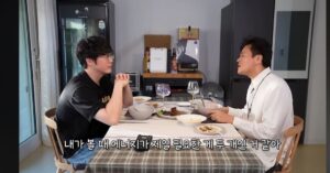Moon Ji-Ae Instagram - 유튜브 시장이 엄청난 속도로 성장하며 이제는 제작사와 셀럽이 모두 참여하는 완벽한 채널이 돼버렸다. 넉넉한 자금과 뛰어난 인력이 투입되는데 거기에 tv를 벗어난 날것의  자유로움까지 얹어지니 사실.. 심하게 재밌다. 

몸집은 커졌지만 여전히 첫 매력을 잃지 않고 소박한 유튜브의 맛을 유지하는 #먹을텐데 는 나의 최애 유튜브 중 하나.

얼마 전 박진영님의 인터뷰는 모두의 삶의 화두인 ‘에너지’에 동력을 더해주었다. 욕망을 억누르며 '바르게 열심히 사는 것' 그리고 그냥 쭉 '심플하게 해나가는 것'. 간절하게 사랑하는 일은 모름지기 긴장과 두려움의 영역인 것. 

청룡에서 본 #박진영 님의 무대는 그래서 더 특별하게 보였다.