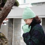 Moon Ji-Ae Instagram – 스코틀랜드의 니트 액세서리 브랜드 
Robert Mackie를 지난 주 처음 소개했습니다. 
저는 확신을 갖고 있었지만 
국내에서는 생소한 브랜드일텐데도 
그 속도와 반응은 이례적이었습니다. 
당황해하는 고객들만큼 저희도 당황스러웠으니까요. ㅠ

스코틀랜드 본사에 연락을 취했으나 
여유 물량이 전혀 없었기에 저희는 결국, 
내년에 전개하기로 했던 모델을 
서둘러 들여오기로 결정했습니다. 

예상치 못한 순간 
빠르게 판단해야 할 상황들이 점점 더 늘고 있네요. 

#생활명품애 공식홈페이지 블로그에 관련 글을 업로드했습니다. 장갑과 모자, 그리고 머플러인데, 컬러를 맞추실 필요는 없어요. 꼭 필요한 것만 눈여겨보셔도 충분합니다.

참고로, 얼마 전 
제가 좋아하는 #방송인 이자 유명 #유튜버 가 
로버트매키의 이 장갑과 머플러를 구매해 착용한 영상을 보았어요. 이것이 여러분의 선택에 도움이 될 지는 알 수 없지만, 
수 많은 겨울 아이템 속에서 품질 좋은 브랜드를 알아가는 재미를 원하시는 분들께는 이번 아이템도 추천드립니다. 

🧣월요일 밤 21:00에 만나요.