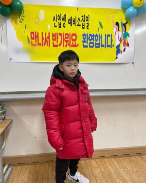 Moon Ji-Ae Instagram - 초등입학 전 마지막 방학을 맞아
발등에 불떨어진 엄마입니다. 
안 듣던 영어cd 들려주고
옆에 붙어앉아 채점하고
최선을 다 하다보니 진이 빠져 
짜증과 잔소리가 훅! 올라와요. 

오늘 아침에 잔소리를 듣던
범민이 제 눈을 보며 말합니다. 

👶“엄마, 엄마의 인생을 사세요” 

와..뒷통수 한 대 맞은 느낌.
그래서 오늘은 사무실도 나가고, 
예정대로 미팅도 하며
살던 대로 살았습니다. 

기가 막힌 7세 멘트… 
울 집만 이러나요?

#예비초등 #예비초등맘