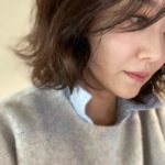 Moon Ji-Ae Instagram - 방학 중인 범민 쫓아다니느라 실감이 나지 않지만 새해 인사들을 보며 2024년이 시작됐음을 느낍니다. 하지만 저의 일상은 단조롭고 심플하기만 하네요. 그래도 늘 찾는 새해 미사 덕분에 마음이 든든해요. 올해는 예정된 책을 여러분께 짠 소개하면 좋겠고요. 벌써 반년째 준비하고 있는 #생활명품애 크림이 예쁜 옷을 입고 무사히 봄에 나올 수 있기를 바랍니다. 그리고 욕심내지 않고 천천히 제 속도대로 일과 육아의 균형을 맞춰가는 한 해가 되기를 소망합니다. 특별한 기쁨을 찾기보다 평범한 하루하루에 감사하는 1년을 보내겠습니다. 여러분도 새해 복 많이 받으세요❤️