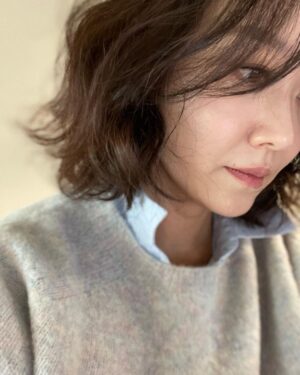 Moon Ji-Ae Instagram - 방학 중인 범민 쫓아다니느라 실감이 나지 않지만 새해 인사들을 보며 2024년이 시작됐음을 느낍니다. 하지만 저의 일상은 단조롭고 심플하기만 하네요. 그래도 늘 찾는 새해 미사 덕분에 마음이 든든해요. 

올해는 예정된 책을 여러분께 짠 소개하면 좋겠고요. 벌써 반년째 준비하고 있는 #생활명품애 크림이 예쁜 옷을 입고 무사히 봄에 나올 수 있기를 바랍니다. 그리고 욕심내지 않고 천천히 제 속도대로 일과 육아의 균형을 맞춰가는 한 해가 되기를 소망합니다. 

특별한 기쁨을 찾기보다 평범한 하루하루에 감사하는 1년을 보내겠습니다. 여러분도 새해 복 많이 받으세요❤️