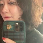 Moon Ji-Ae Instagram - 방학 중인 범민 쫓아다니느라 실감이 나지 않지만 새해 인사들을 보며 2024년이 시작됐음을 느낍니다. 하지만 저의 일상은 단조롭고 심플하기만 하네요. 그래도 늘 찾는 새해 미사 덕분에 마음이 든든해요. 올해는 예정된 책을 여러분께 짠 소개하면 좋겠고요. 벌써 반년째 준비하고 있는 #생활명품애 크림이 예쁜 옷을 입고 무사히 봄에 나올 수 있기를 바랍니다. 그리고 욕심내지 않고 천천히 제 속도대로 일과 육아의 균형을 맞춰가는 한 해가 되기를 소망합니다. 특별한 기쁨을 찾기보다 평범한 하루하루에 감사하는 1년을 보내겠습니다. 여러분도 새해 복 많이 받으세요❤️