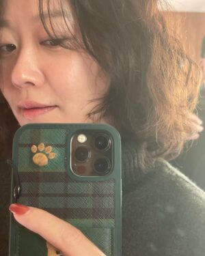 Moon Ji-Ae Instagram - 방학 중인 범민 쫓아다니느라 실감이 나지 않지만 새해 인사들을 보며 2024년이 시작됐음을 느낍니다. 하지만 저의 일상은 단조롭고 심플하기만 하네요. 그래도 늘 찾는 새해 미사 덕분에 마음이 든든해요. 

올해는 예정된 책을 여러분께 짠 소개하면 좋겠고요. 벌써 반년째 준비하고 있는 #생활명품애 크림이 예쁜 옷을 입고 무사히 봄에 나올 수 있기를 바랍니다. 그리고 욕심내지 않고 천천히 제 속도대로 일과 육아의 균형을 맞춰가는 한 해가 되기를 소망합니다. 

특별한 기쁨을 찾기보다 평범한 하루하루에 감사하는 1년을 보내겠습니다. 여러분도 새해 복 많이 받으세요❤️