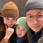 Moon Ji-Ae Instagram - 1. 이번 크리스마스에 아들을 위해 준비한 엄마 선물은 코르테즈. 제 맘에 쏙 드네요. 2. 오늘 식사 자리에는 온 가족 귀엽게(?) 비니로 통일했습니다. 어쨌든 여러분 행복한 하루 보내셨길 바라요. 내년엔 우리 모두 더 행복할 거예요 3. #크리스마스세일 오늘밤 12시까지예요. 정말이지 엄청난 주문이라 저희는 오늘 종일 배송작업에 들어갈 수 밖에 없었지만 고객들의 신나는 마음은 저 역시 춤추게 하더라고요. 4. 주문 조합들이 너무나 좋았어요. 상하의 컬러 선택, 내년 봄 필수 셔츠 쟁이기 등 베이직하면서 패셔너블한 감각 최고 🙌