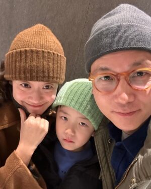 Moon Ji-Ae Instagram - 1. 이번 크리스마스에 아들을 위해 준비한 엄마 선물은 코르테즈. 제 맘에 쏙 드네요. 

2. 오늘 식사 자리에는 온 가족 귀엽게(?) 비니로 통일했습니다. 어쨌든 여러분 행복한 하루 보내셨길 바라요. 내년엔 우리 모두 더 행복할 거예요

3. #크리스마스세일 오늘밤 12시까지예요. 정말이지 엄청난 주문이라 저희는 오늘 종일 배송작업에 들어갈 수 밖에 없었지만 고객들의 신나는 마음은 저 역시 춤추게 하더라고요. 

4. 주문 조합들이 너무나 좋았어요. 상하의 컬러 선택, 내년 봄 필수 셔츠 쟁이기 등 베이직하면서 패셔너블한 감각 최고 🙌