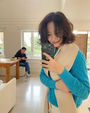 Moon Ji-Ae Instagram - 1. 이번 크리스마스에 아들을 위해 준비한 엄마 선물은 코르테즈. 제 맘에 쏙 드네요. 

2. 오늘 식사 자리에는 온 가족 귀엽게(?) 비니로 통일했습니다. 어쨌든 여러분 행복한 하루 보내셨길 바라요. 내년엔 우리 모두 더 행복할 거예요

3. #크리스마스세일 오늘밤 12시까지예요. 정말이지 엄청난 주문이라 저희는 오늘 종일 배송작업에 들어갈 수 밖에 없었지만 고객들의 신나는 마음은 저 역시 춤추게 하더라고요. 

4. 주문 조합들이 너무나 좋았어요. 상하의 컬러 선택, 내년 봄 필수 셔츠 쟁이기 등 베이직하면서 패셔너블한 감각 최고 🙌