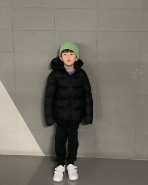 Moon Ji-Ae Instagram - 1. 이번 크리스마스에 아들을 위해 준비한 엄마 선물은 코르테즈. 제 맘에 쏙 드네요. 

2. 오늘 식사 자리에는 온 가족 귀엽게(?) 비니로 통일했습니다. 어쨌든 여러분 행복한 하루 보내셨길 바라요. 내년엔 우리 모두 더 행복할 거예요

3. #크리스마스세일 오늘밤 12시까지예요. 정말이지 엄청난 주문이라 저희는 오늘 종일 배송작업에 들어갈 수 밖에 없었지만 고객들의 신나는 마음은 저 역시 춤추게 하더라고요. 

4. 주문 조합들이 너무나 좋았어요. 상하의 컬러 선택, 내년 봄 필수 셔츠 쟁이기 등 베이직하면서 패셔너블한 감각 최고 🙌