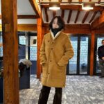 Moon Ji-Ae Instagram - 1. 이렇게 춥다고? 무거운 몸을 일으켜 다녀온 레슨. 나만 아는 몸의 변화를 느껴 이 맛에 운동을 합니다. 2. 웬만하면 범민이 읽는 책을 따라서 읽는 편. 할 얘기도 생기고, 같이 책 보자면 잘 받아들이기 때문이에요. 자연관찰을 다룬 책이 이렇게까지 실감나는 퀄리티라니. 한동안 둘이 신나게 놀 거리가 생겼어요. 많이 읽거라. 3. 입문용 만년필을 하나 쓰기 시작했어요. 두툼하고 질감좋은 종이에 사악사악 소리내며 적는 재미가 쏠쏠해요. 이러다 #만년필 세계에 빠질까 두렵지만 그래도 이쁜 거 추천해줘요. 4. 멋있는 해외브랜드들과 점차 연결되어가는 #생활명품애 내년엔 더 멋진 아이템들을 소개해드릴거예요. 올해 마지막 아이템은 홈페이지에 오픈되었습니다. #핸드크림 5. 송년회가 어느정도 마무리 되었어요. 아이 키우며 맞는 연말은 사실 좀 빡세네요. 더 부지런히 움직여야 큰 구멍 없이 보낼 수 있으니.