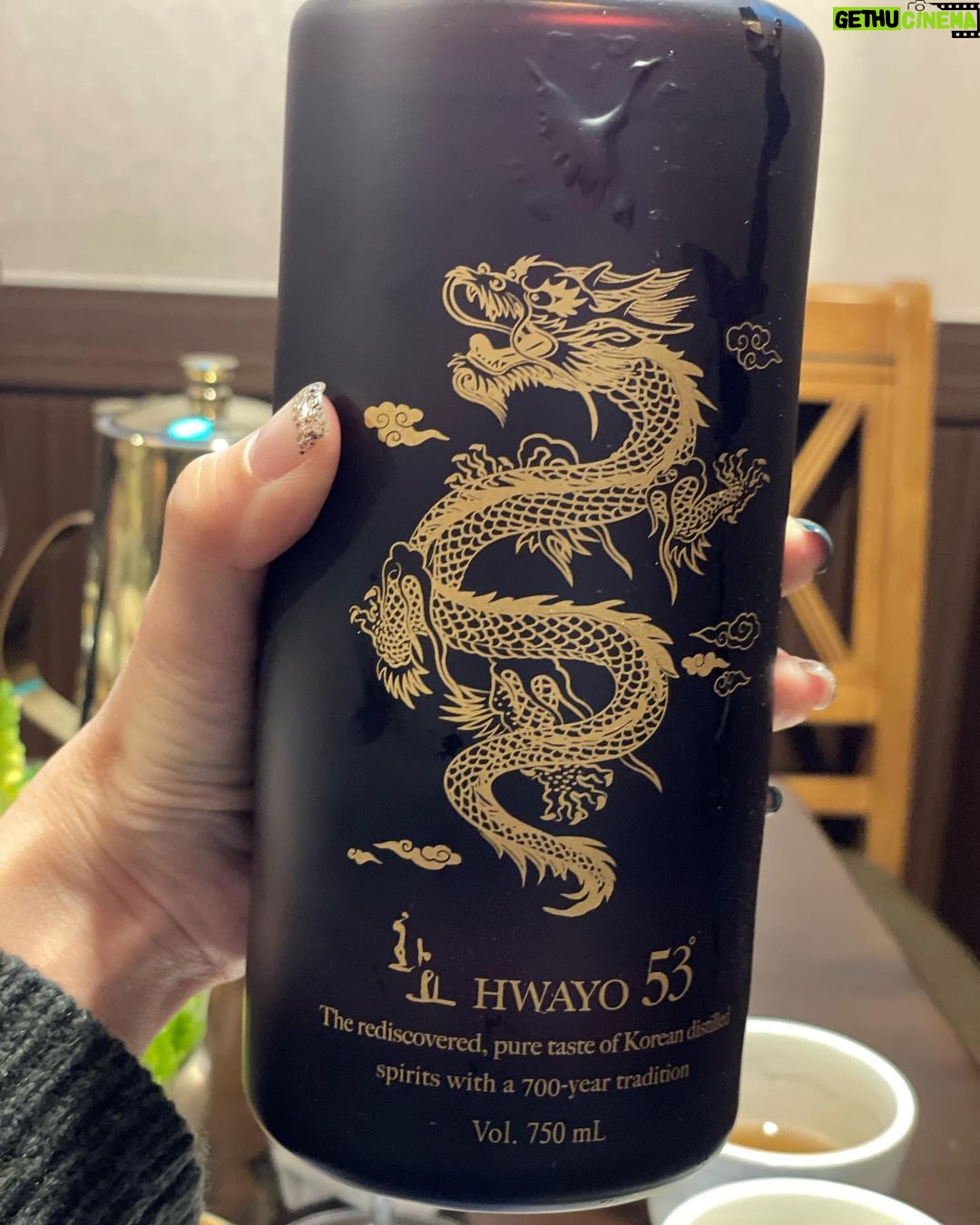 Moon Ji-Ae Instagram - 1. 이렇게 춥다고? 무거운 몸을 일으켜 다녀온 레슨. 나만 아는 몸의 변화를 느껴 이 맛에 운동을 합니다. 2. 웬만하면 범민이 읽는 책을 따라서 읽는 편. 할 얘기도 생기고, 같이 책 보자면 잘 받아들이기 때문이에요. 자연관찰을 다룬 책이 이렇게까지 실감나는 퀄리티라니. 한동안 둘이 신나게 놀 거리가 생겼어요. 많이 읽거라. 3. 입문용 만년필을 하나 쓰기 시작했어요. 두툼하고 질감좋은 종이에 사악사악 소리내며 적는 재미가 쏠쏠해요. 이러다 #만년필 세계에 빠질까 두렵지만 그래도 이쁜 거 추천해줘요. 4. 멋있는 해외브랜드들과 점차 연결되어가는 #생활명품애 내년엔 더 멋진 아이템들을 소개해드릴거예요. 올해 마지막 아이템은 홈페이지에 오픈되었습니다. #핸드크림 5. 송년회가 어느정도 마무리 되었어요. 아이 키우며 맞는 연말은 사실 좀 빡세네요. 더 부지런히 움직여야 큰 구멍 없이 보낼 수 있으니.