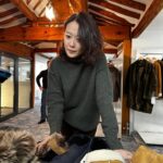 Moon Ji-Ae Instagram - 얼마만의 서촌나들이인지, 그림책학교를 지나는 길은 반가웠고 예전 추억들을 소환하기도 했어요. 올해가 저물어 가며 내년 #생활명품애 준비에 한창입니다. 기존에 잘 하던 것을 계속해서 유지해야겠지만, 새로운 영역의 확장도 두려워하지 않으려고 해요. 멀리 #영국 에서 온 브랜드 담당자를 미팅하고, 머리를 뜯으며 고민한 끝에 대략적인 내년 상품들을 셀렉했습니다. 국내에는 낯설수 있지만 #역사 와 #전통 을 지닌 브랜드들과 점차 저희만의 상품군을 넓혀갈 수 있을 것 같아요. 오늘의 추위도 잊을만큼 재밌고 열의에 불탄 하루였어요. 이제 자야합니다.🐽💤