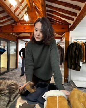 Moon Ji-Ae Instagram - 얼마만의 서촌나들이인지, 
그림책학교를 지나는 길은 반가웠고 
예전 추억들을 소환하기도 했어요.

올해가 저물어 가며 내년 #생활명품애 준비에 한창입니다. 
기존에 잘 하던 것을 계속해서 유지해야겠지만, 
새로운 영역의 확장도 두려워하지 않으려고 해요. 

멀리 #영국 에서 온 브랜드 담당자를 미팅하고, 
머리를 뜯으며 고민한 끝에 
대략적인 내년 상품들을 셀렉했습니다. 

국내에는 낯설수 있지만 
#역사 와 #전통 을 지닌 브랜드들과 
점차 저희만의 상품군을 넓혀갈 수 있을 것 같아요. 

오늘의 추위도 잊을만큼 
재밌고 열의에 불탄 하루였어요. 
이제 자야합니다.🐽💤