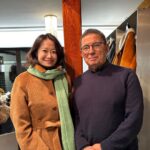 Moon Ji-Ae Instagram - 얼마만의 서촌나들이인지, 그림책학교를 지나는 길은 반가웠고 예전 추억들을 소환하기도 했어요. 올해가 저물어 가며 내년 #생활명품애 준비에 한창입니다. 기존에 잘 하던 것을 계속해서 유지해야겠지만, 새로운 영역의 확장도 두려워하지 않으려고 해요. 멀리 #영국 에서 온 브랜드 담당자를 미팅하고, 머리를 뜯으며 고민한 끝에 대략적인 내년 상품들을 셀렉했습니다. 국내에는 낯설수 있지만 #역사 와 #전통 을 지닌 브랜드들과 점차 저희만의 상품군을 넓혀갈 수 있을 것 같아요. 오늘의 추위도 잊을만큼 재밌고 열의에 불탄 하루였어요. 이제 자야합니다.🐽💤