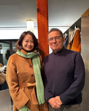 Moon Ji-Ae Instagram - 얼마만의 서촌나들이인지, 
그림책학교를 지나는 길은 반가웠고 
예전 추억들을 소환하기도 했어요.

올해가 저물어 가며 내년 #생활명품애 준비에 한창입니다. 
기존에 잘 하던 것을 계속해서 유지해야겠지만, 
새로운 영역의 확장도 두려워하지 않으려고 해요. 

멀리 #영국 에서 온 브랜드 담당자를 미팅하고, 
머리를 뜯으며 고민한 끝에 
대략적인 내년 상품들을 셀렉했습니다. 

국내에는 낯설수 있지만 
#역사 와 #전통 을 지닌 브랜드들과 
점차 저희만의 상품군을 넓혀갈 수 있을 것 같아요. 

오늘의 추위도 잊을만큼 
재밌고 열의에 불탄 하루였어요. 
이제 자야합니다.🐽💤