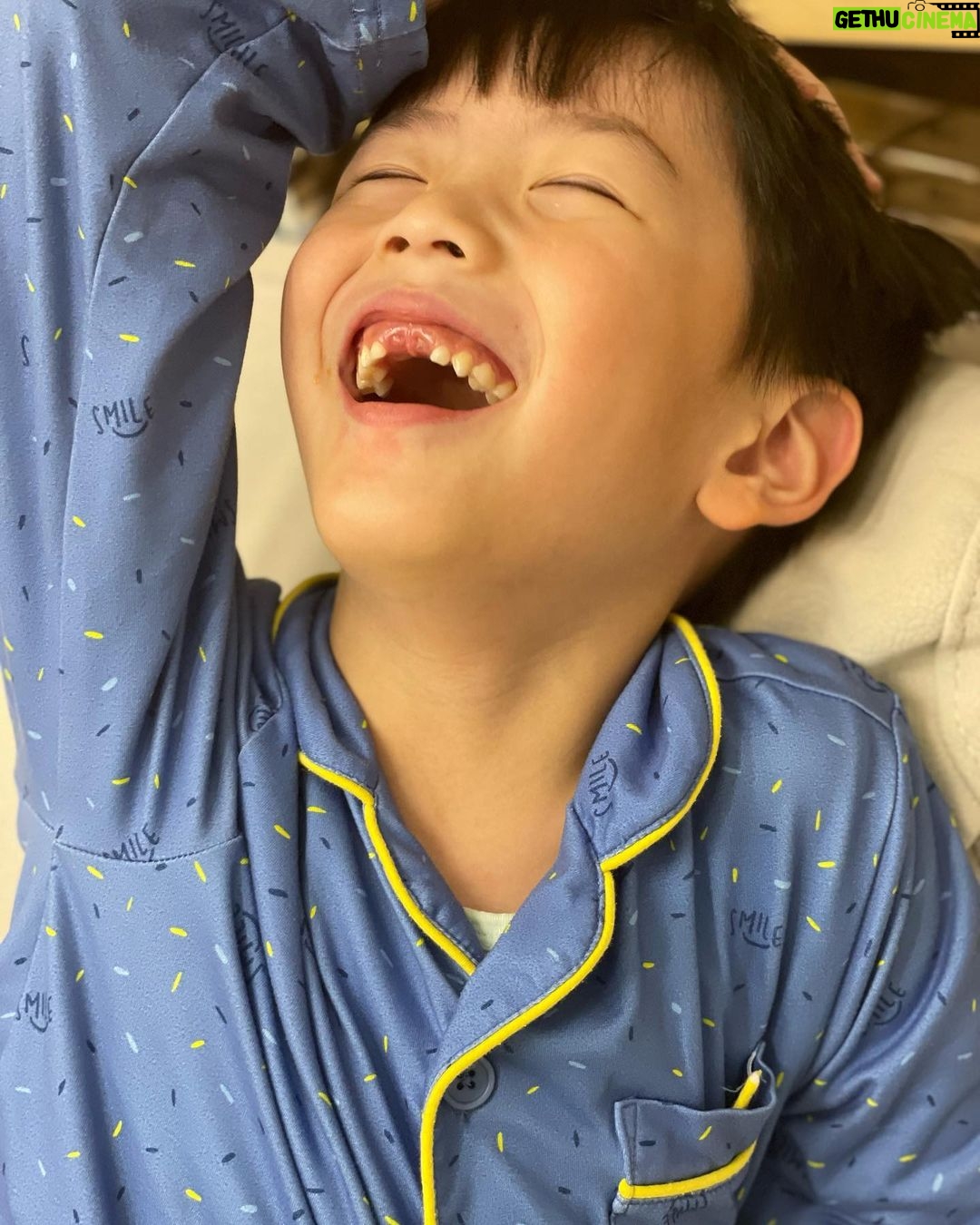 Moon Ji-Ae Instagram - 주말#이모저모고모숙모 1. 일요일은 바스통과의 회의가 있는 날. 내년 fw 아이템을 정하고, ss를 위해 수정을 거듭한 샘플들이 최종에 가까워졌어요. 1년을 앞서 준비하는 과정에 이제는 익숙해졌습니다. 내년 봄도 무척이나 기대가 되고요. 2-3. 너무나 추웠던 주말 범민과 나란히 몸을 돌돌 감싸 겨우 외출을 했어요. 정말 춥네요. 오늘도. 4-5. 앞니 두개 빠져 외모 비수기 겪고 있지만 자신있게 웃게 만드는 취향저격 책. 특히 책 속의 넌센스 퀴즈에 자지러집니다.