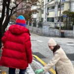 Moon Ji-Ae Instagram - 주말 아침, 간단히 짐을 챙겨 또 동네 카페로. 밤 사이 내린 눈 흔적도 보고, 범민의 요즘 독서 리스트도 정리합니다. 어제 과음한 범민 아빠는 커피로 해장, 애미도 아이스라떼를 혈압약 삼아, 신난 아들만 아이스크림 떠 먹으며 #미야자키하야오 애니메이션 섭렵중에 있어요. 날이 엄청 춥죠. 다른 거 보다 니트 모자 챙겨 나오세요. 한 번 써보면 없이 못 삽니다.🤶🧑🏿‍🎄🧣🧤