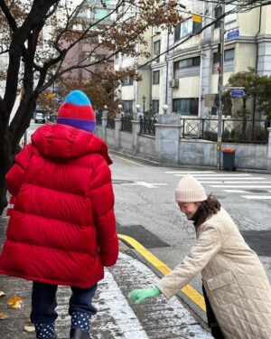 Moon Ji-Ae Instagram - 주말 아침, 간단히 짐을 챙겨 또 동네 카페로. 밤 사이 내린 눈 흔적도 보고, 범민의 요즘 독서 리스트도 정리합니다. 

어제 과음한 범민 아빠는 커피로 해장, 애미도 아이스라떼를 혈압약 삼아, 신난 아들만  아이스크림 떠 먹으며 #미야자키하야오 애니메이션 섭렵중에 있어요. 

날이 엄청 춥죠. 다른 거 보다 니트 모자 챙겨 나오세요. 
한 번 써보면 없이 못 삽니다.🤶🧑🏿‍🎄🧣🧤