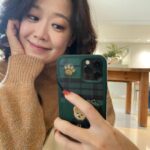 Moon Ji-Ae Instagram - 하루가 짧아요. 그렇다고 더 길면 기절할지도 몰라요. 아이도 저도 최선을 다해 할일하고, 놀고, 먹고, 씻고, 성당까지 다녀왔네요. 가능한가 싶은데 후다닥 하고 보니 모든 걸 해낸 주말을 잘 보냈어요. 오늘은 성당에서 위기의 청소년들을 위한 활동과 지원에 대한 이야기를 들었어요. 돈을 더 많이 벌면, 제가 더 철이 들면, 그 땐 아이들과 청소년을 위한 체계적인 지원에 힘이 되는 일을 해보고 싶어요. (부끄롭지만 제 오랜 꿈)언제쯤이면 ‘사는 게 바빠서’라는 핑계에서 벗어날 수 있을지 모르겠지만요. 아무튼 드디어 내일은 등원하는 월요일이어요! 🙌🙌🙌