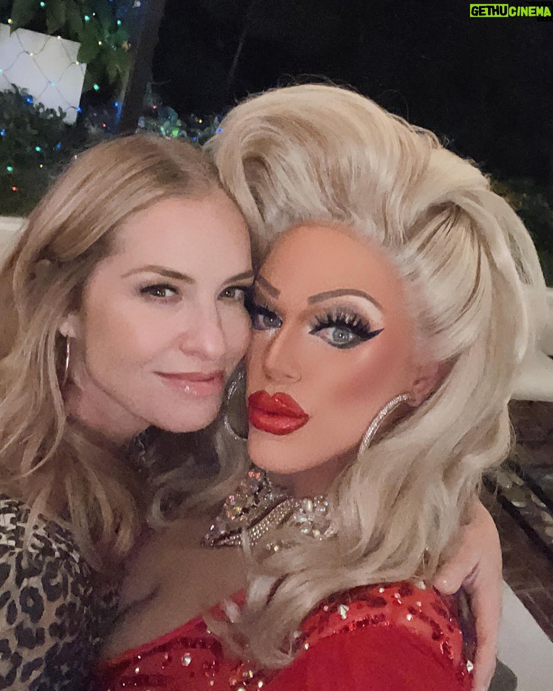 Morgan McMichaels - 1.7K Likes - Oh ya know just happened to be lucky enough to get to meet the very fabulous @lesliegrossman !! So I’m doing this private birthday party for a fabulous diva @lukasthimm and his fabulous little cousin Eva , in the audience is the amazing Leslie , We got to have a great time together and had the best chat ! She really took the time to hang out and talk some fun shit !!! When I tell you she was really awesome ! Of course we had to talk about @pandoraboxx and her fabulous Leslie Grossman/Margaret booth moment !!!