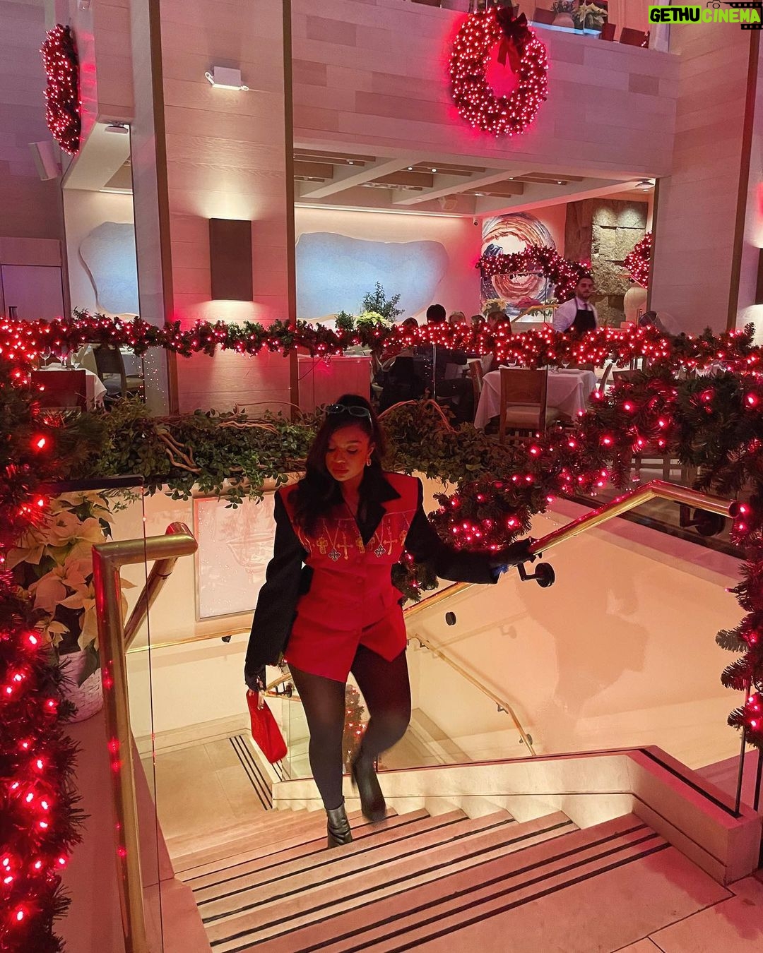 Moriah Brown Instagram - A jolly New York minute..📍🎄 New York City