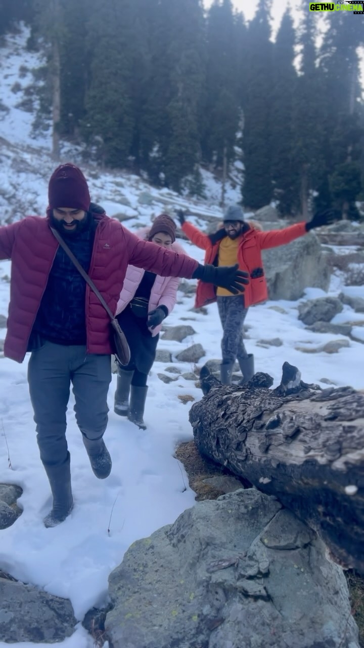 Mridula Vijay Instagram - Captured some good moments while trekking the Gulmarg snow mountain 🏔️ #friendship #coupletrip Gulmarg, Kashmir