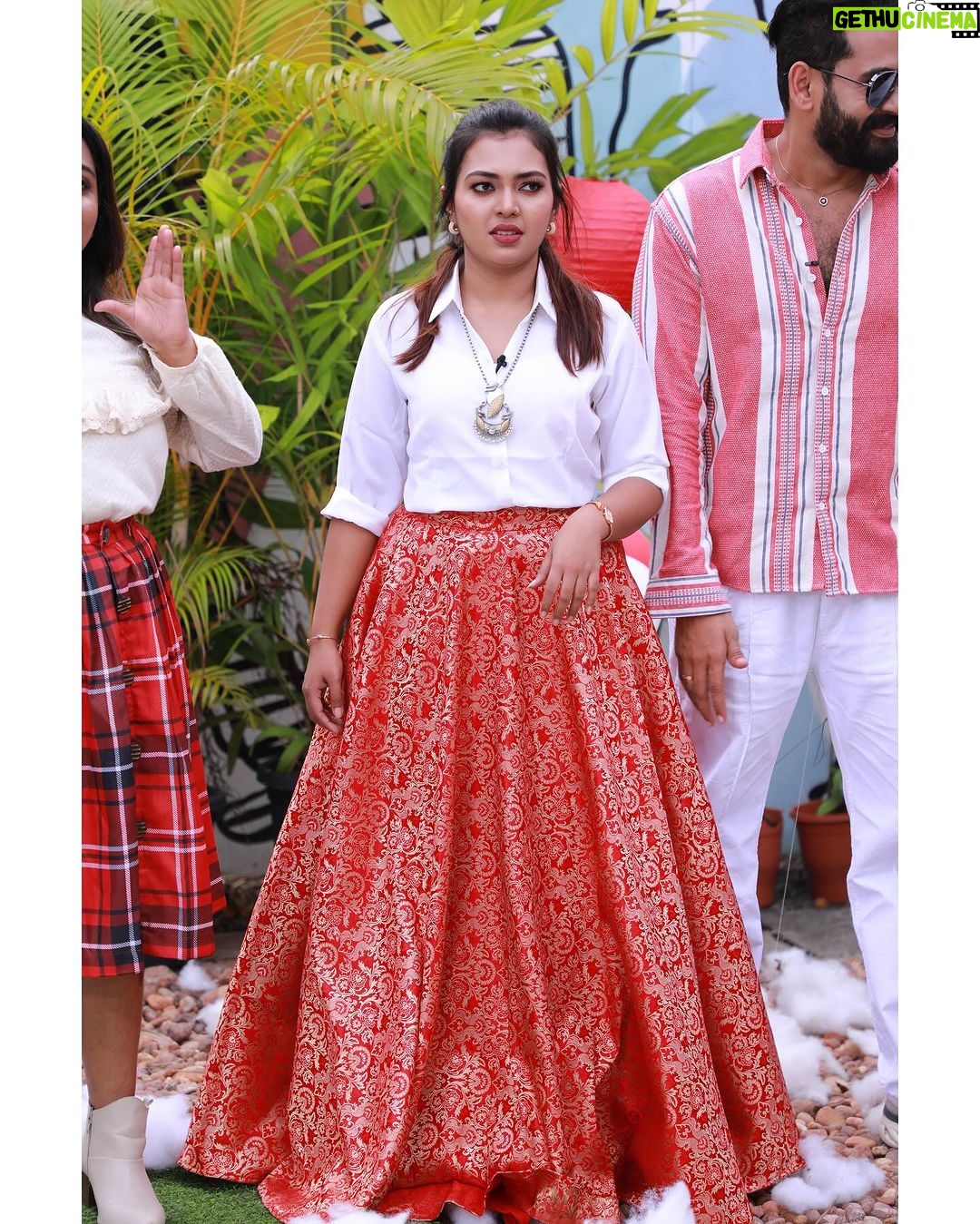 Mridula Vijay Instagram - Christmas shoot for @suryatv Thank you @nova_fashion_boutique_by_brind for completing my concept ❤️