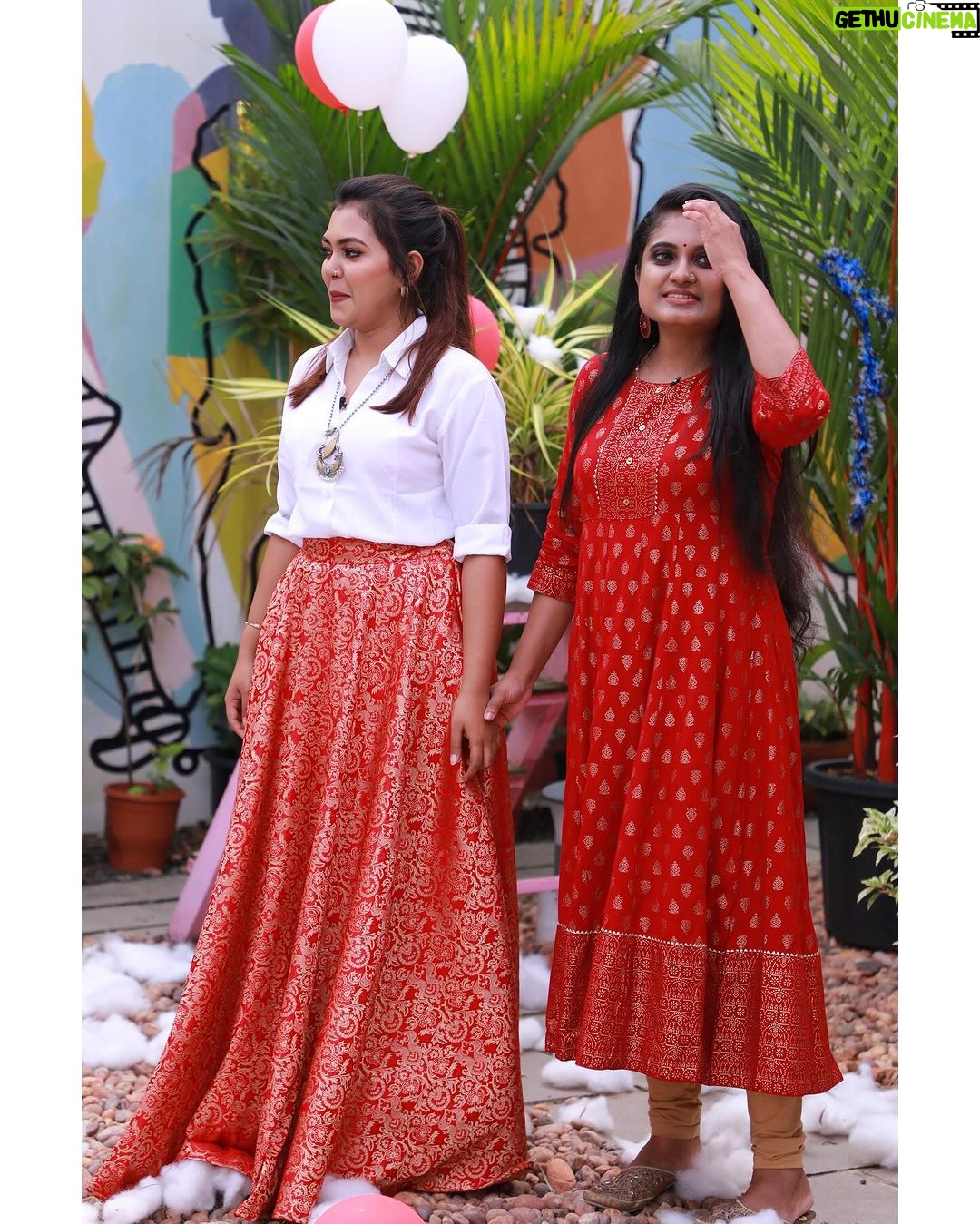 Mridula Vijay Instagram - Christmas shoot for @suryatv Thank you @nova_fashion_boutique_by_brind for completing my concept ❤️