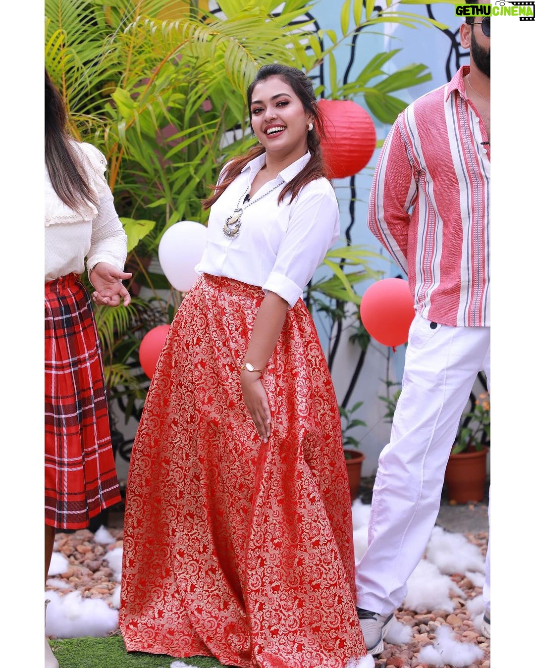Mridula Vijay Instagram - Christmas shoot for @suryatv Thank you @nova_fashion_boutique_by_brind for completing my concept ❤️