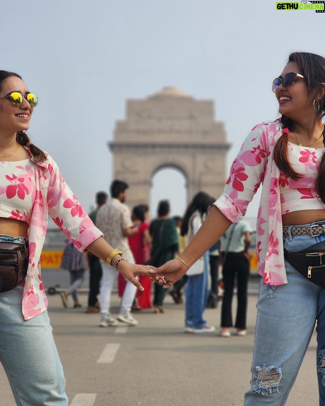 Mridula Vijay Instagram - Getting a friend like you is something priceless to me ❤️ from our 7th standard to this moment is a long and beautiful journey .. our endless talks, unforgettable memories unbearable secrets😂, beautiful dreams everything is just a blessing and we will never get tired of it 😍 its still a wonder how our lives have everything in common 😉As a friend you are a true gift from the god ammu ❤️ and i promise you that i will be there with you for all your good and bad times and will be supporting you for all your challenges ❤️ i love you i love you i love you dearest @mridhulavijai 😘 its just a beginning for our wonderful trips , More to come ❤️