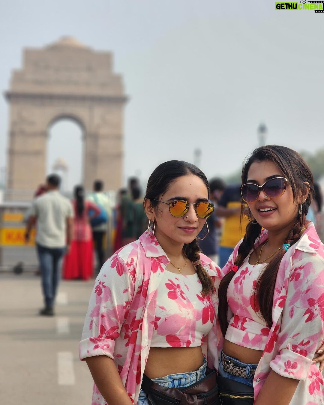 Mridula Vijay Instagram - Getting a friend like you is something priceless to me ❤️ from our 7th standard to this moment is a long and beautiful journey .. our endless talks, unforgettable memories unbearable secrets😂, beautiful dreams everything is just a blessing and we will never get tired of it 😍 its still a wonder how our lives have everything in common 😉As a friend you are a true gift from the god ammu ❤️ and i promise you that i will be there with you for all your good and bad times and will be supporting you for all your challenges ❤️ i love you i love you i love you dearest @mridhulavijai 😘 its just a beginning for our wonderful trips , More to come ❤️