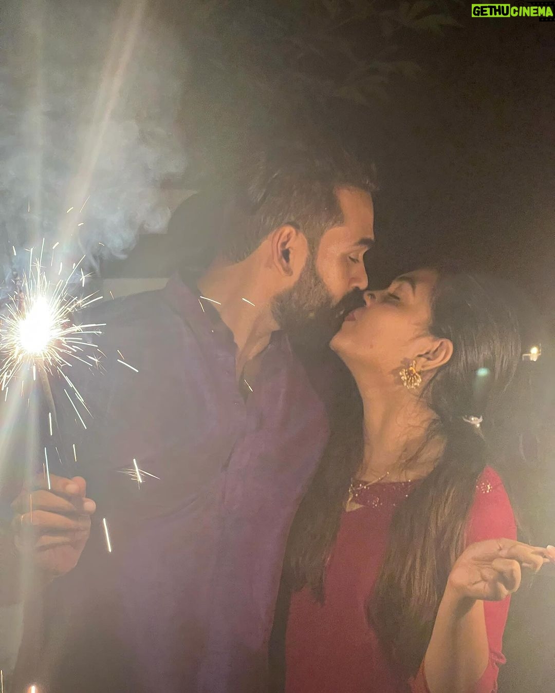 Mridula Vijay Instagram - The festival of lights just around the corner. Wish you all a Happy Diwali 🪔 Clicked by @parvathy_anuz