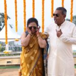 Mrunmayee Deshpande Instagram – १ –  बायकांची नेहेमीची pose – नवऱ्याचं ऐकायचं नाही!
२ – आई बाबांची नेहेमीची पोज़- तू गप्प बस इती आई.. हाणीन धरून इती बाबा… 
स्थळ – गौतमीचं लग्न!! 
Photo credit- माझा लाडका भाऊ – @nishantdeshpande11