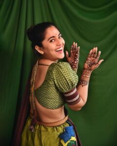 Mrunmayee Deshpande Instagram - मेहंदी… @k2fashioncloset @ketaki_ashish @sarrikaaaaaa . . . . . . #fashion #style #love #instagood #like #photography #beautiful #mrunmayeedeshpande #mehndi #mehendidesign