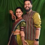 Mrunmayee Deshpande Instagram – मेहंदी पासून सुरु करूया :) 
#SwaG #lafdi
.
.

Wedding outfit styling – 
@ketaki_ashish @stylebyk2
Phaotography – @sarrikaaaaaa 
Mrunmayee Wardrobe – @k2fashioncloset 
Swapnil’s Wardrobe – @k2fashioncloset 
Aesthetics and Skincare @thefacestudio.in @_prajakta.kulkarni_
#gautugotmarried #wedding #weddingphotography #weddingstyle #glam #indianwedding #desi #design