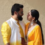 Mrunmayee Deshpande Instagram – @gautamideshpandeofficial and @swanandtendulkar  haldi! What a ball 🪩

📸: @nishantdeshpande11 
Styled by @k2fashioncloset 
Designed by @vaanis_official