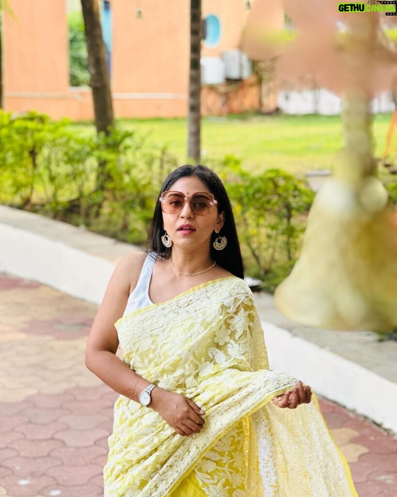 Mrunmayee Deshpande Instagram - #retro Pc - @swanandtendulkar #saree #sareelove