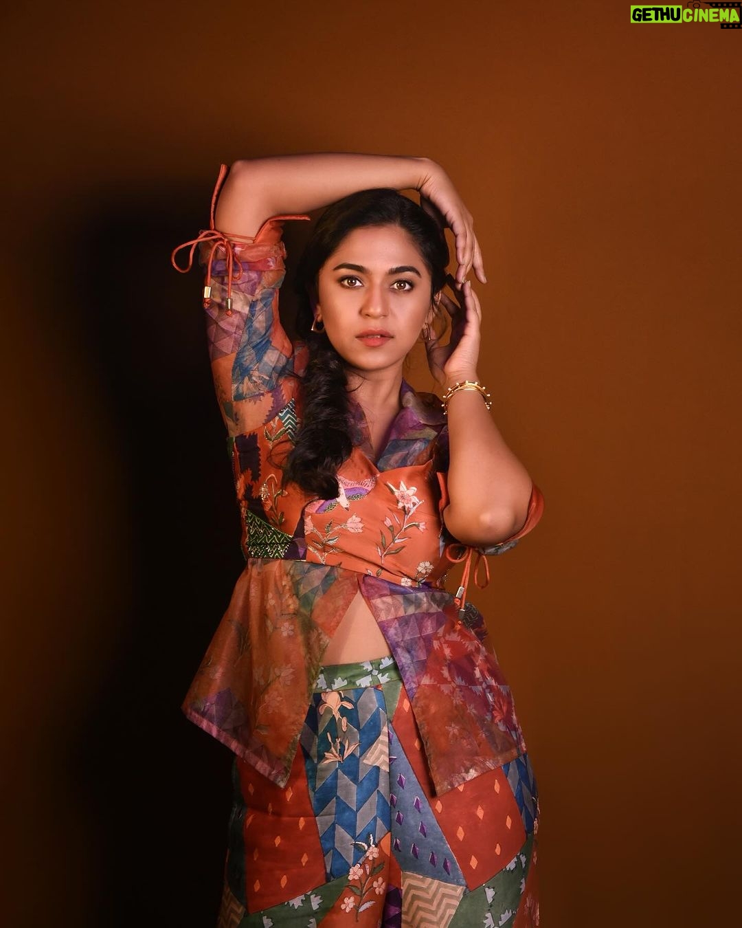 Mrunmayee Deshpande Instagram - 🤎 . . . . . @nehachaudhary_ Outfit: @amroodindia Makeup: @sujatakadam_ Hairstyle: @snehakelkar906 Pic: @sarrikaaaaaa