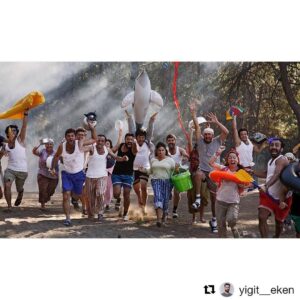 Murat Eken Instagram - yazıyla: "300 kişi koşmaktadır." çekimde: 300 kişi 3 gün koşar..
@aciktan da çok güzel çeker.. #Repost @yigit__eken with @repostapp
・・・
#tbt Çok Film Hareketler Bunlar :)
#cokfilmhareektlerbunlar #movie #set #stillphotography #cinema
