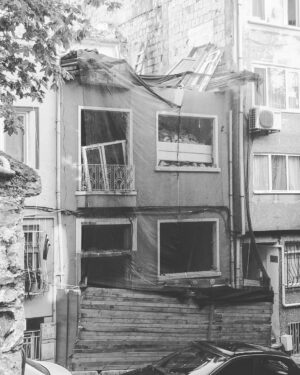 Murat Eken Instagram - Türkali Selaltı numara 11..
Beşiktaş'ta ilk oturduğum(uz) ev.. vermişler kızım seni de super akıllı lüxe.. E ama onlar da hakli yani döküldüğün doğruydu yer yer.. Muhabbetinden gecmis herkese sevgiler..