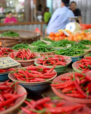 Murat Eken Instagram - taze 7.65 biber... #acıacıyemenin 
#malaysia #marketplace #kualalumpur #fujix100s