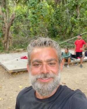 Murat Eken Instagram - Mıknatısın iki ucu gibi
Dünyanın kutupları gibi
Bir yandan tanıdık
Bir yandan hiç ummadığım gibi
Açlığıyla tokluğuyla
Varlığıyla yokluğuyla
Üzüntüsüyle coşkusuyla
Kısacık zamanda
Koca bir ömür gibi 
Çilesi bol bir “iyi ki…”