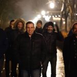 Murat Eken Instagram - 9 kişiyiz. Hayatımda olmaları gurur veren 8 can. 32 senedir tanıdığım çekiyor fotoyu, ekibin dostluk ortalaması 25 yıl.. olmak ya da olmamak için uzun süre; doğrularım yanlışlarımdan fazla galiba, hala yanlarındayım, hala yanımdalar.. güjel, demek yediğimizden çok atmışız şimdilik hayata 🕺🏻🍾 #bürsterdam #çolukçocuk
