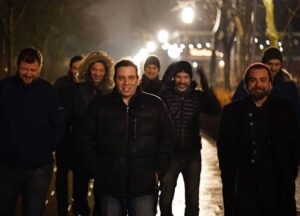 Murat Eken Instagram - 9 kişiyiz. Hayatımda olmaları gurur veren 8 can.
32 senedir tanıdığım çekiyor fotoyu, ekibin dostluk ortalaması 25 yıl.. olmak ya da olmamak için uzun süre;
doğrularım yanlışlarımdan fazla galiba, hala yanlarındayım, hala yanımdalar..
güjel, demek yediğimizden çok atmışız şimdilik hayata 🕺🏻🍾
#bürsterdam #çolukçocuk